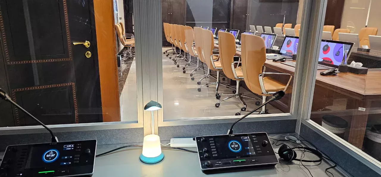 How Conference Interpreting Works: Booths, Equipment, and Team Roles in Interpretation Services